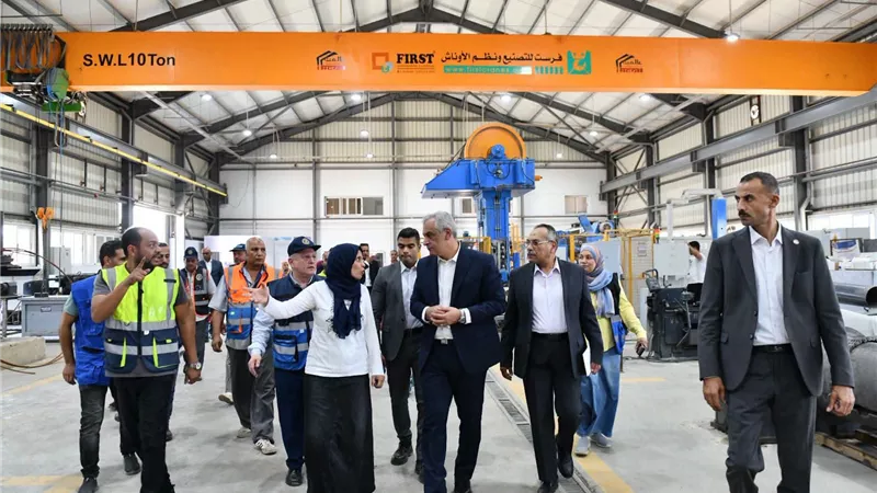 وزير الإنتاج الحربي يتفقد مصنع 909 ويوجه بتطوير الإنتاج ورعاية العاملين