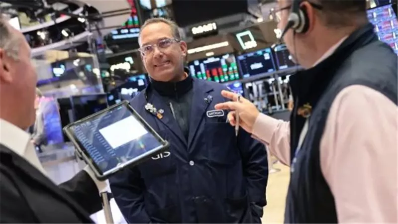 النفط وعوائد السندات يضغطان على وول ستريت.. الأسهم الأمريكية تتراجع