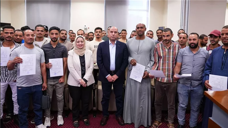 راتب 409 دولارات ومزايا متعددة.. العمل تسلّم عقود وظائف زراعية في الأردن