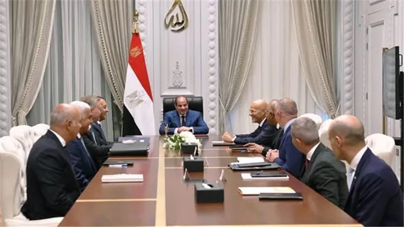 رئيس شركة إيني للرئيس السيسي: خطة لحفر 230 بئراً وربط حقل 
