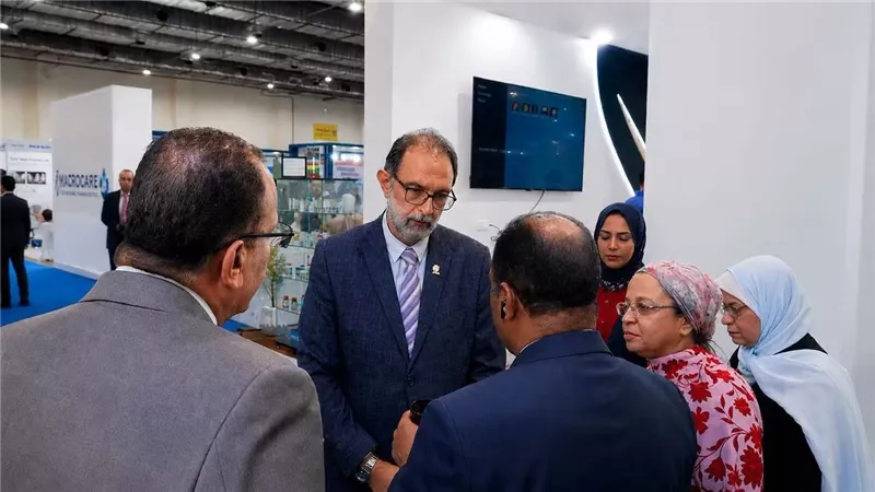 رئيس هيئة سلامة الغذاء يفتتح جناح المكملات الغذائية في «Pharmaconex 2026» ويؤكد دعم نمو القطاع
