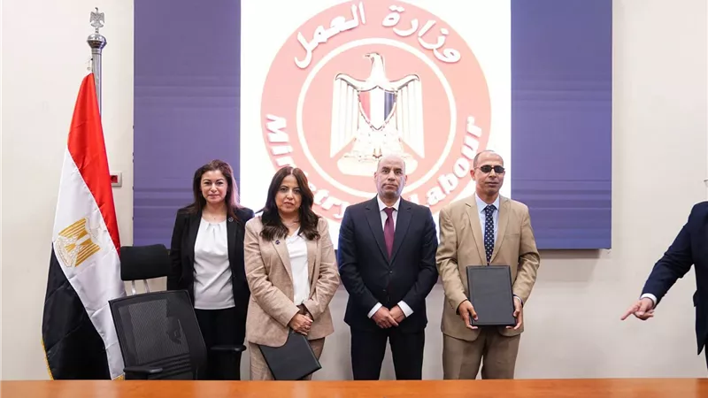  وزير العمل يسلم عقودا لذوي الهمم ويوقع بروتوكولا مع «فودافون» لتدريب 325 شابا