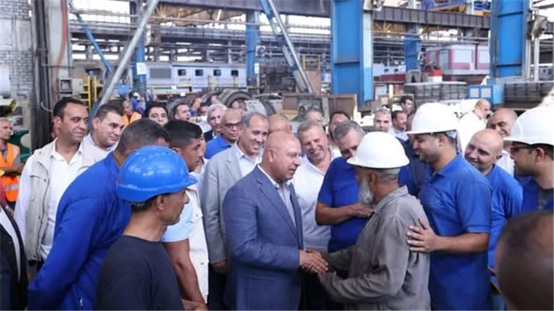 خلال جولته بالورش.. كامل الوزير يوجه بزيادة الإنتاجية والانضباط في العمل