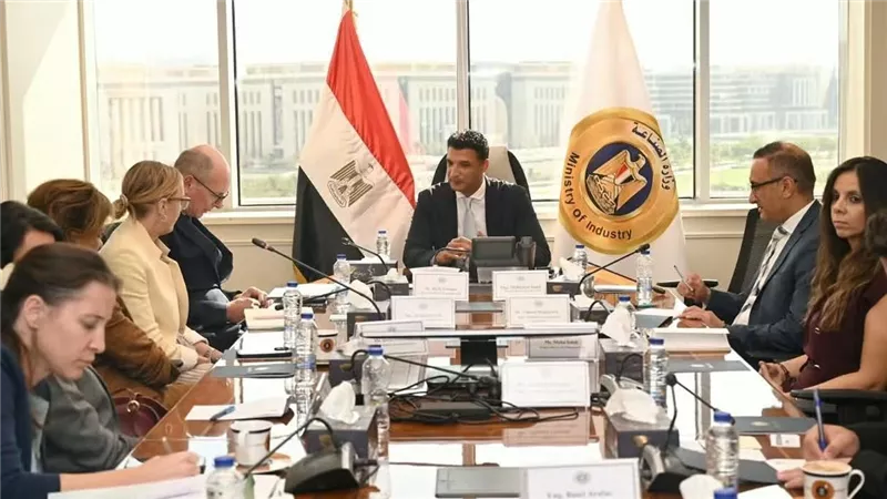 وزير الصناعة يبحث مع البنك الأوروبي دعم التصنيع الأخضر والطاقة المتجددة وترشيد المياه في مصر