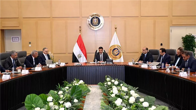 وزارة الصناعة تبحث مع مصنعي الأسمنت خارطة طريق لزيادة المعروض وتعزيز الصادرات