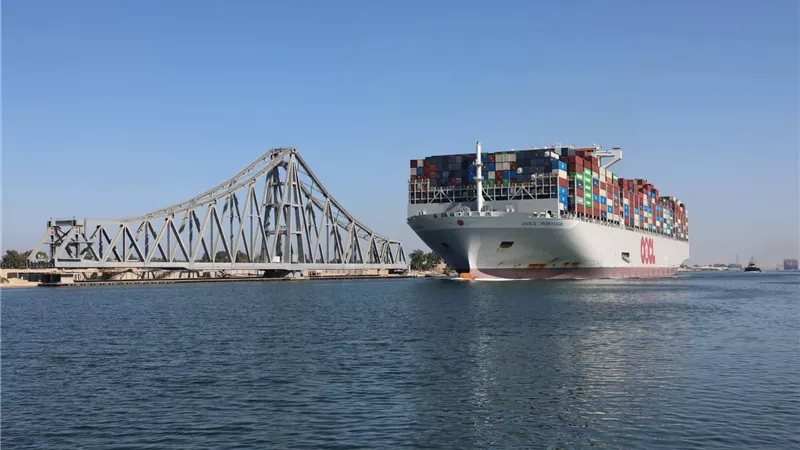 سفينة حاويات عملاقة تعبر قناة السويس لأول مرة.. وعودة COSCO للممر الملاحي