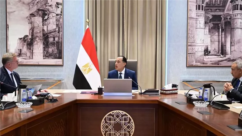 مدبولي يتابع ملفات البترول.. زيادة إنتاج الغاز وتشغيل معامل التكرير يتجاوز 80%