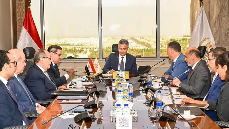 صوامع جديدة وصهاريج للزيوت.. التموين تخطط لتعزيز الأمن الغذائي وزيادة المخزون