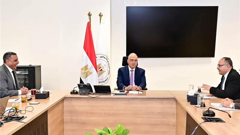 حماية الشواطئ وتأهيل الترع.. تفاصيل مشروعات «الري» مع المقاولون العرب