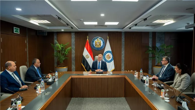 كريم بدوي: زيادة الإنتاج المحلي وتأمين المنتجات البترولية أولوية لقطاع البترول