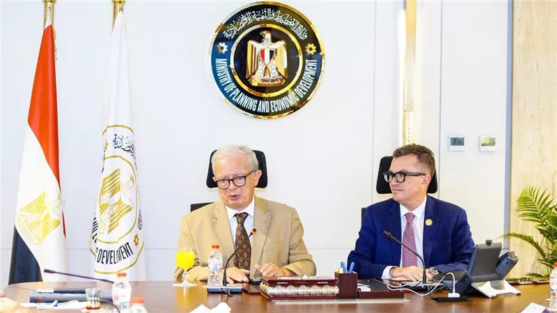 وزير التخطيط يبحث مع بنك الاستثمار الأوروبي توسيع التمويل المبتكر وضمانات البنية التحتية