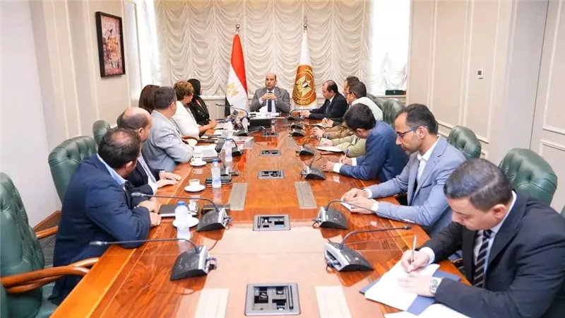 العمل يبحث تنظيم منصات التوظيف.. ضوابط جديدة لحماية الشباب من الإعلانات الوهمية