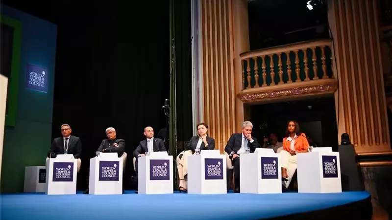 شريف فتحي يناقش تسهيل حركة المسافرين واستخدام التكنولوجيا في إجراءات السفر