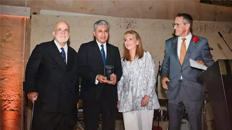 شريف فتحي يحصد جائزة الريادة العالمية للسياحة والسفر في مالطا