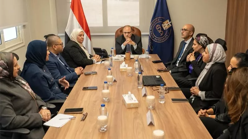هيئة الدواء المصرية تبحث مع «فايزر» تطوير التدريب الصيدلي ومكافحة الأدوية المغشوشة