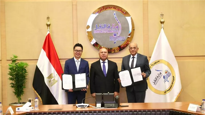 وزير النقل يوقع مذكرة تفاهم مع شركة صينية لإنشاء محطة الصب الجاف بميناء المكس