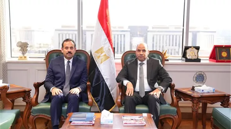 وزير العمل يبحث مع «مستقبل مصر» توفير الرعاية للعمالة غير المنتظمة وتأهيل الشباب للتوظيف