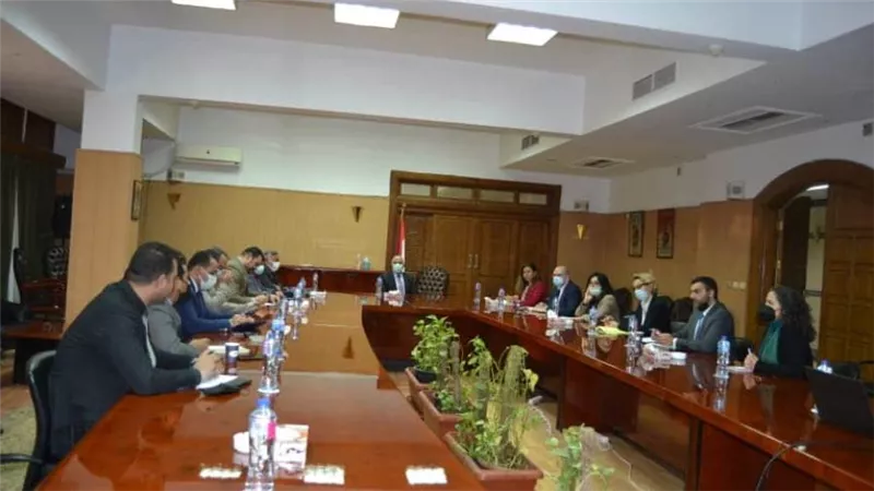 وفد البنك الدولي يبحق مع وزير الري التعاون في التخفيف والتأقلم مع التغيرات المناخية