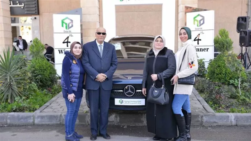 التعمير والإسكان يسلم الفائز الرابع في السحب على حسابات التوفير سيارة مرسيدس A180