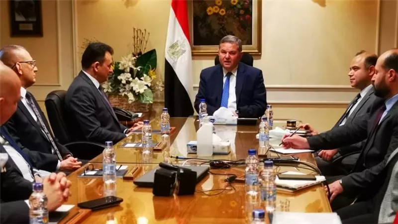 وزير قطاع الأعمال يعرض على وفد من قيادات سوق المال العراقي فرص التعاون المشترك
