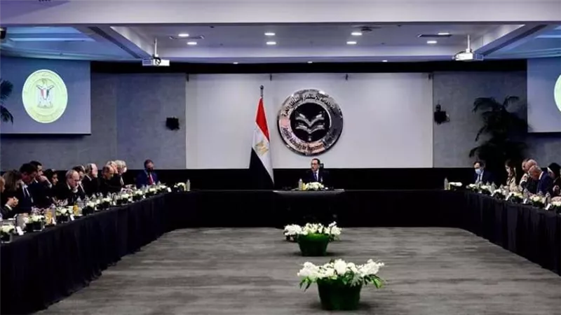 مدبولي: مصر تتطلع لجذب المزيد من الاستثمارات الفرنسية لاسيما توطين صناعة السيارات الكهربائية