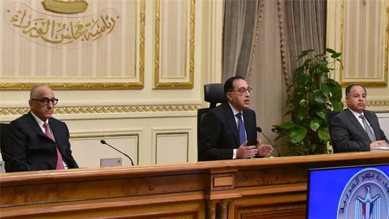بنوك مصر بخير ولديها سيولة أعلى من البنوك الأوربية.. رسائل طمأنة للمواطنين والمستثمرين من رئيس الحكومة ومحافظ البنك المركزي