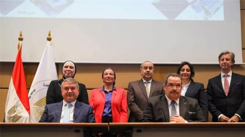 3 وزراء يشهدون توقيع بروتوكولات تعاون لتنفيذ محطات طاقة شمسية بمطار شرم الشيخ
