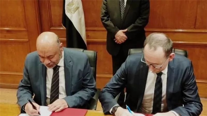 وزير قطاع الأعمال العام يشهد توقيع عقد استشارات بين شركتي النصر للسيارات و