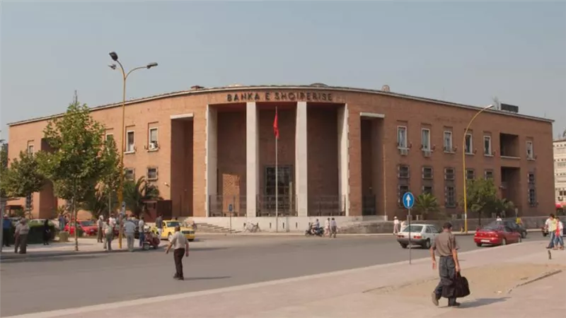 البنك المركزي في ألبانيا يرفع سعر الفائدة لأول مرة منذ 11 عاما