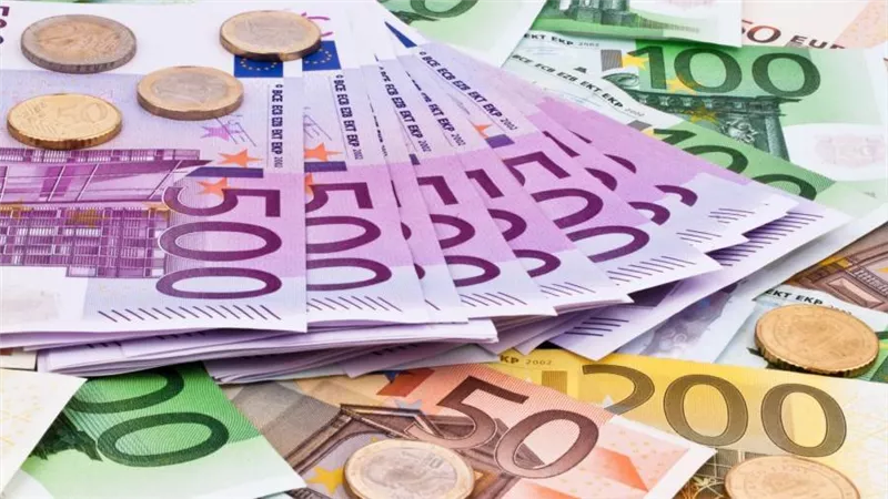 اليورو يتراجع إلى أدنى مستوى جديد في شهر واحد