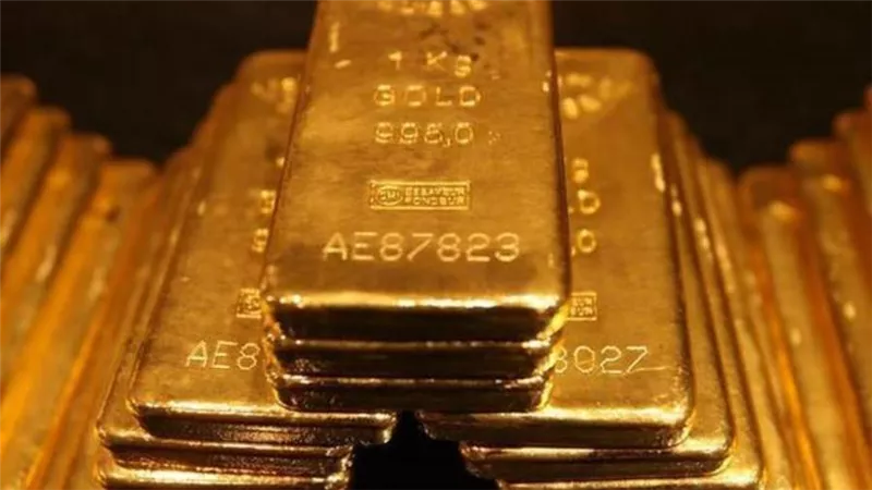 الذهب يواصل التراجع مع زيادة ثبات عوائد سندات الخزانة ومخاطر الدولار