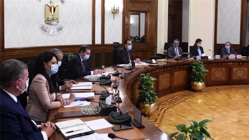 بحضور نائبي محافظ البنك المركزي..رئيس الوزراء يترأس اجتماع المجموعة الوزارية الاقتصادية