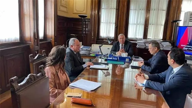 وزير الزراعة يبحث الانتهاء من استصلاح 180 ألف فدان وإنشاء مصنع السكر بالمنيا