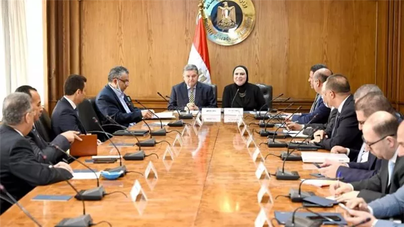 وزيرة التجارة: نستهدف إيجاد وسيلة نقل آمنة تعمل بالطاقة النظيفة كبديل عن التوكتوك