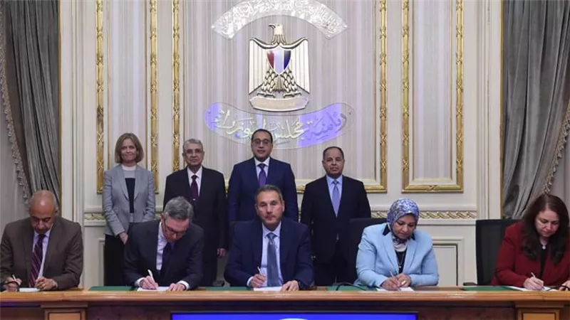 رئيس بنك مصر يوقع اتفاقية مع 