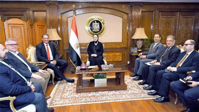 وزيرة التجارة تبحث مع مرسيدس-بنز ايجيبت خطط الشركة لتعزيز استثماراتها في مصر