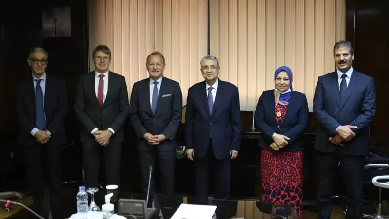 وزير الكهرباء يبحث التعاون مع مستثمر بلجيكي فرص الإستثمار في الهيدروجين الأخضر
