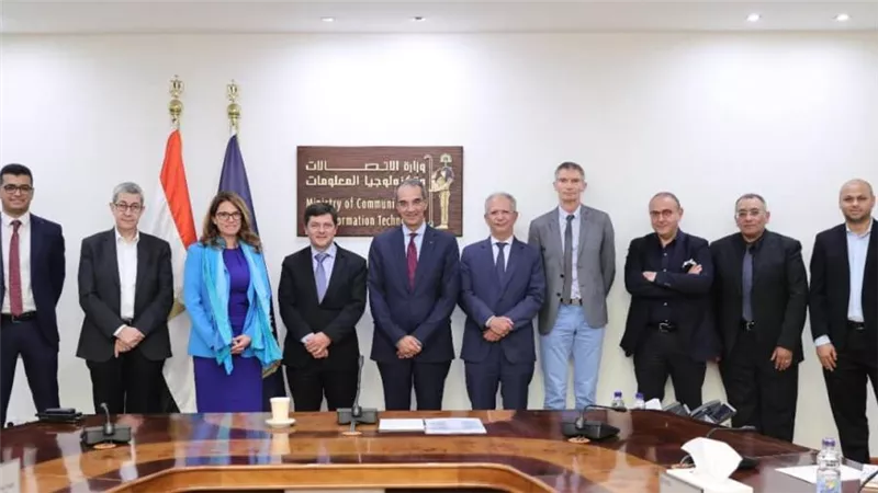 وزير الاتصالات يبحث مع 