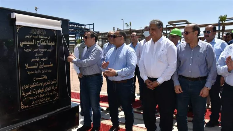 الملا يفتتح التشغيل التجريبي لمشروعات التطوير بمصانع شركة البتروكيماويات بالإسكندرية