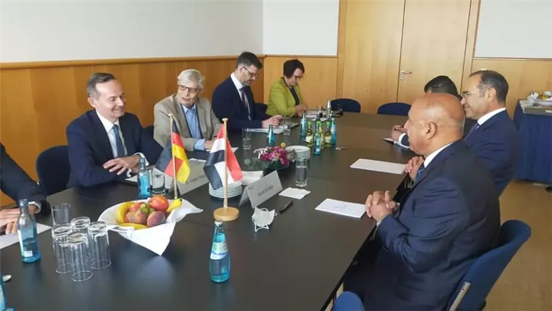 وزير النقل يبحث مع نظيره الألماني العقود الخاصة بتصنيع وتوريد وصيانة شبكة القطار الكهربائي السريع