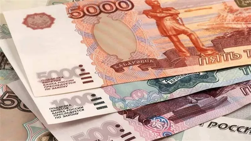 الروبل الروسي يتراجع عن أعلى مستوى في 4 سنوات مقابل الدولار