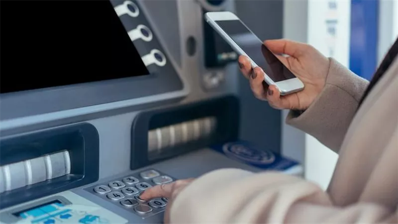 لو نسيتها أو ضاعت منك.. اعرف كيفية سحب الأموال من ماكينة ATM بدون البطاقة