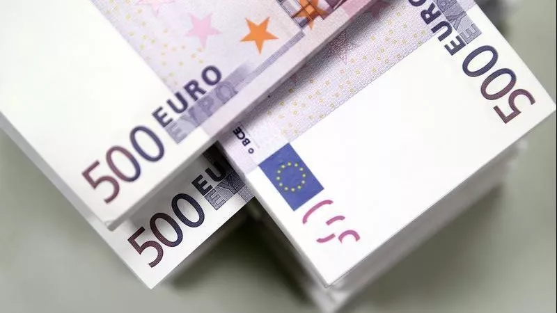 اليورو يتراجع إلى أدنى مستوى منذ 15 يوليو الماضي