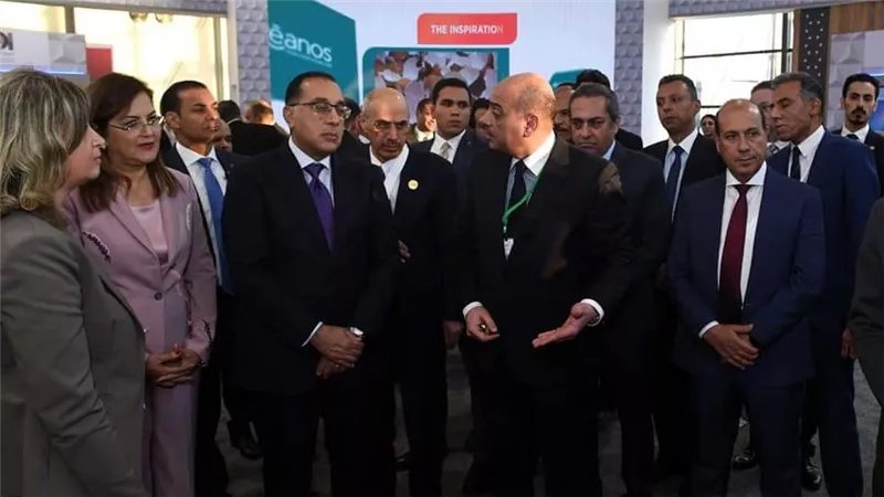 رئيس الوزراء يتفقد معرض الأعمال الخاص المقام علي هامش فعاليات إجتماعات مجموعة البنك الإسلامي للتنمية