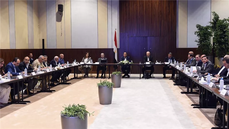 مدبولي يوجه باستمرار العمل على تعظيم إيرادات الهيئة الاقتصادية لقناة السويس