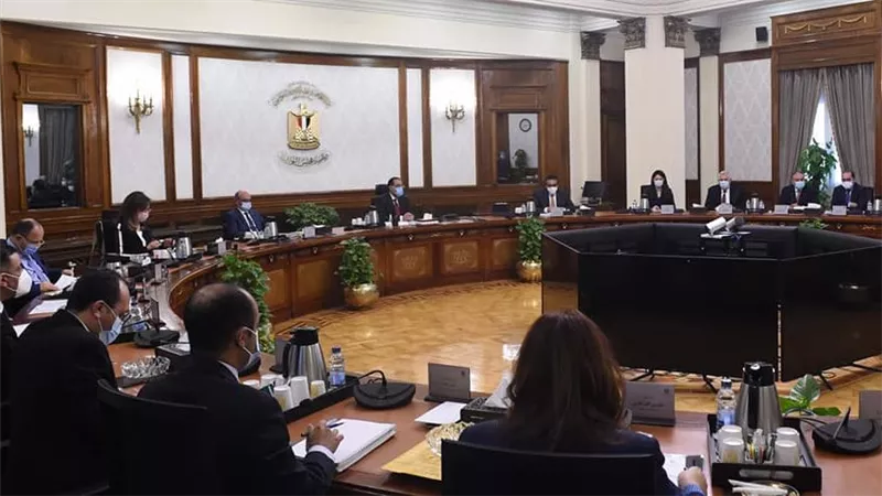 مدبولي يُكلف بإعداد كُتيب للفرص الاستثمارية.. وتولي الصندوق السيادي وهيئة الاستثمار الترويج لها