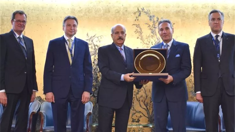 بحضور الإتربي.. منح رئيس جمعية المصارف البحرينية جائزة 