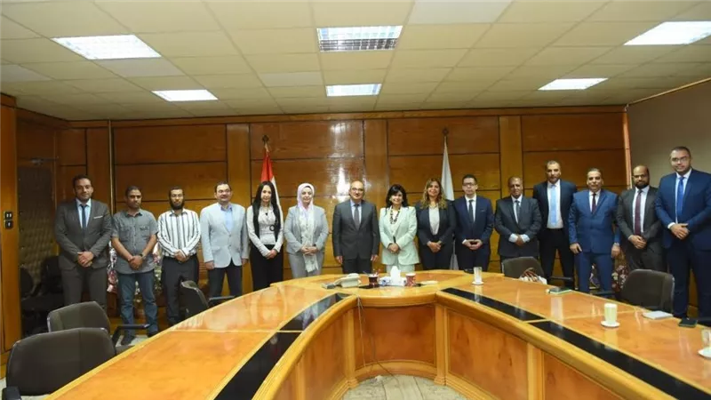 وفد من المركزي والبنك الأهلي المصري يبحث عمل كارت 