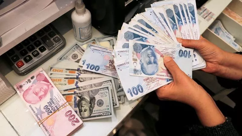 الليرة التركية تنخفض بنسبة 1% مع عودة مخاوف التضخم