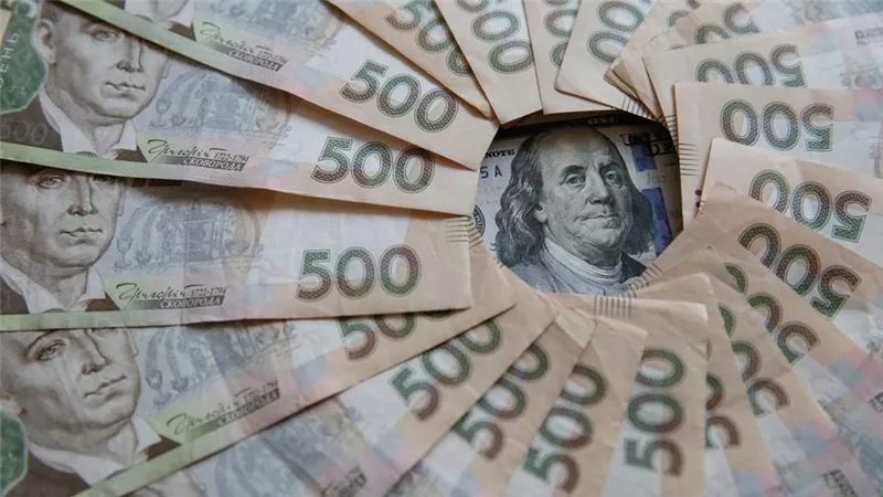 البنك المركزي الأوكراني يخفض قيمة الهريفنيا 25% مقابل الدولار 